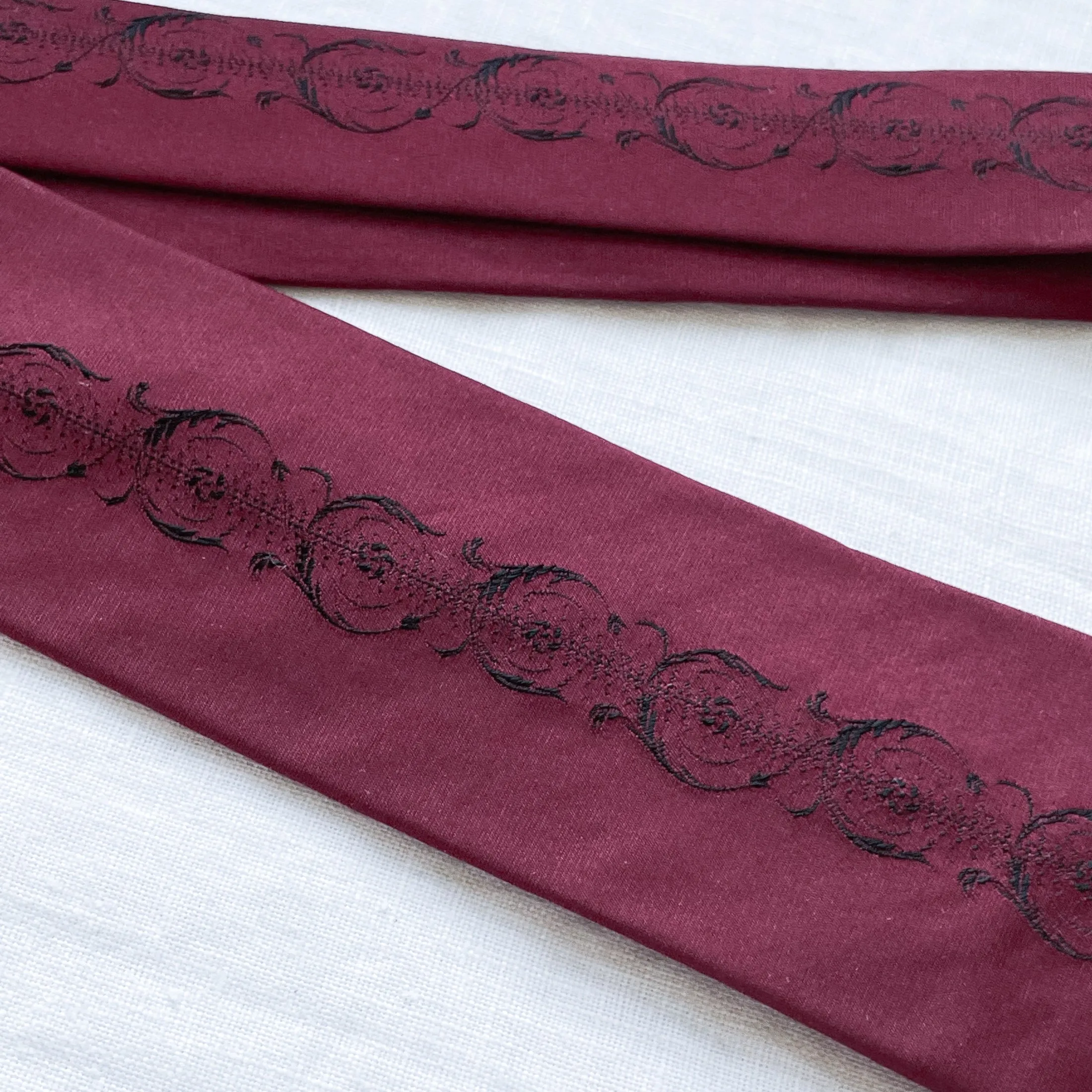 Vintage 40s/50s Narrow Burgundy tie W/Black Cream Details