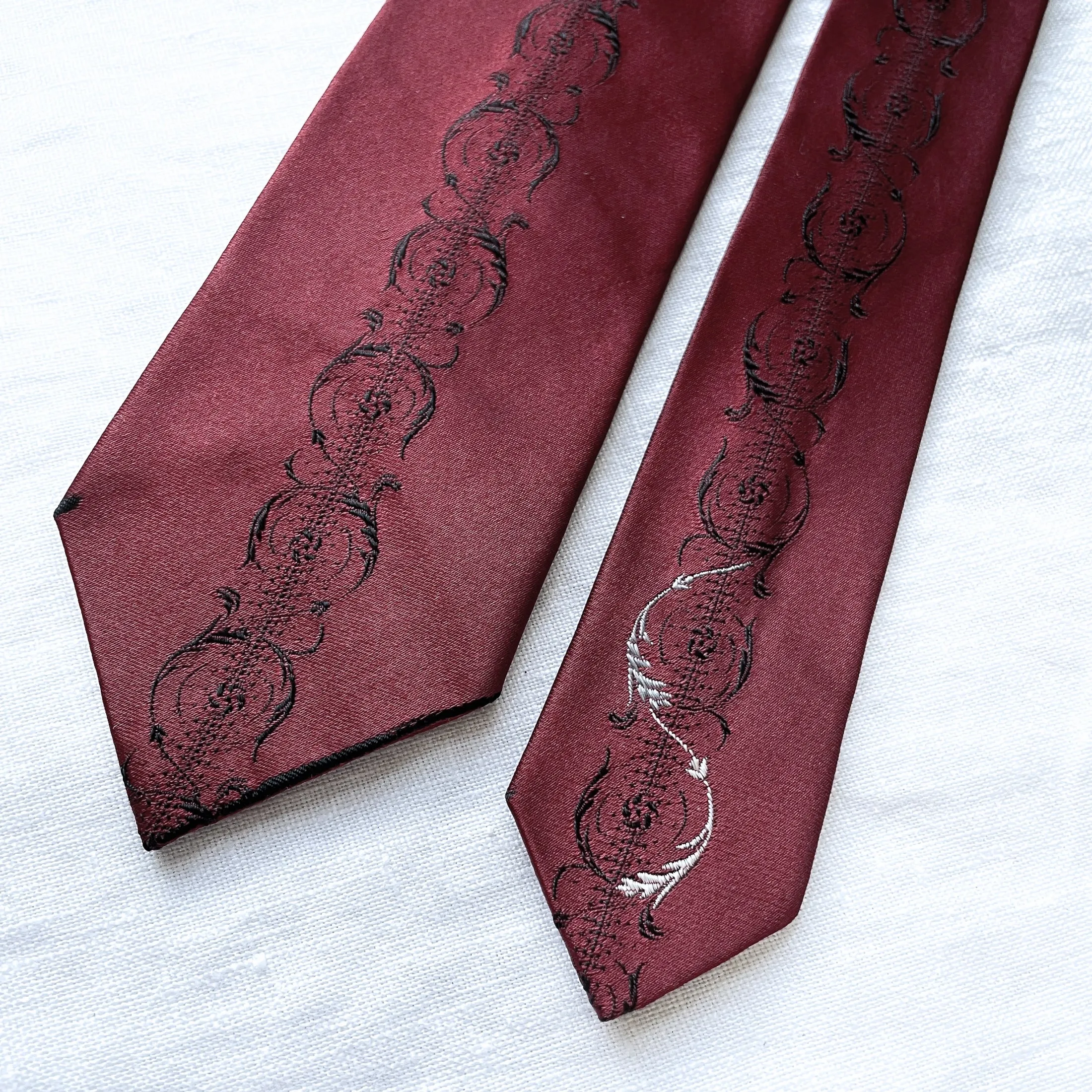 Vintage 40s/50s Narrow Burgundy tie W/Black Cream Details