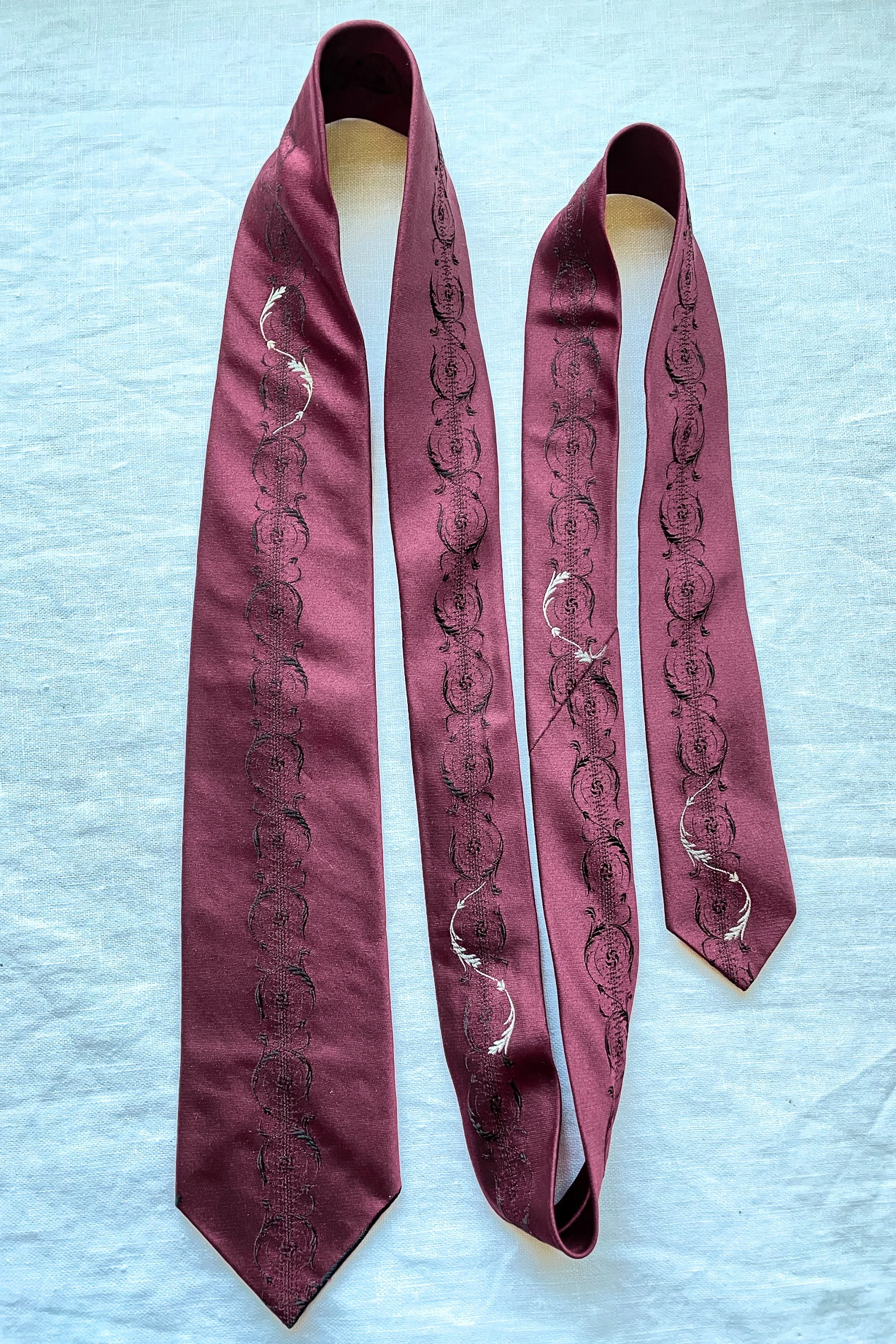 Vintage 40s/50s Narrow Burgundy tie W/Black Cream Details