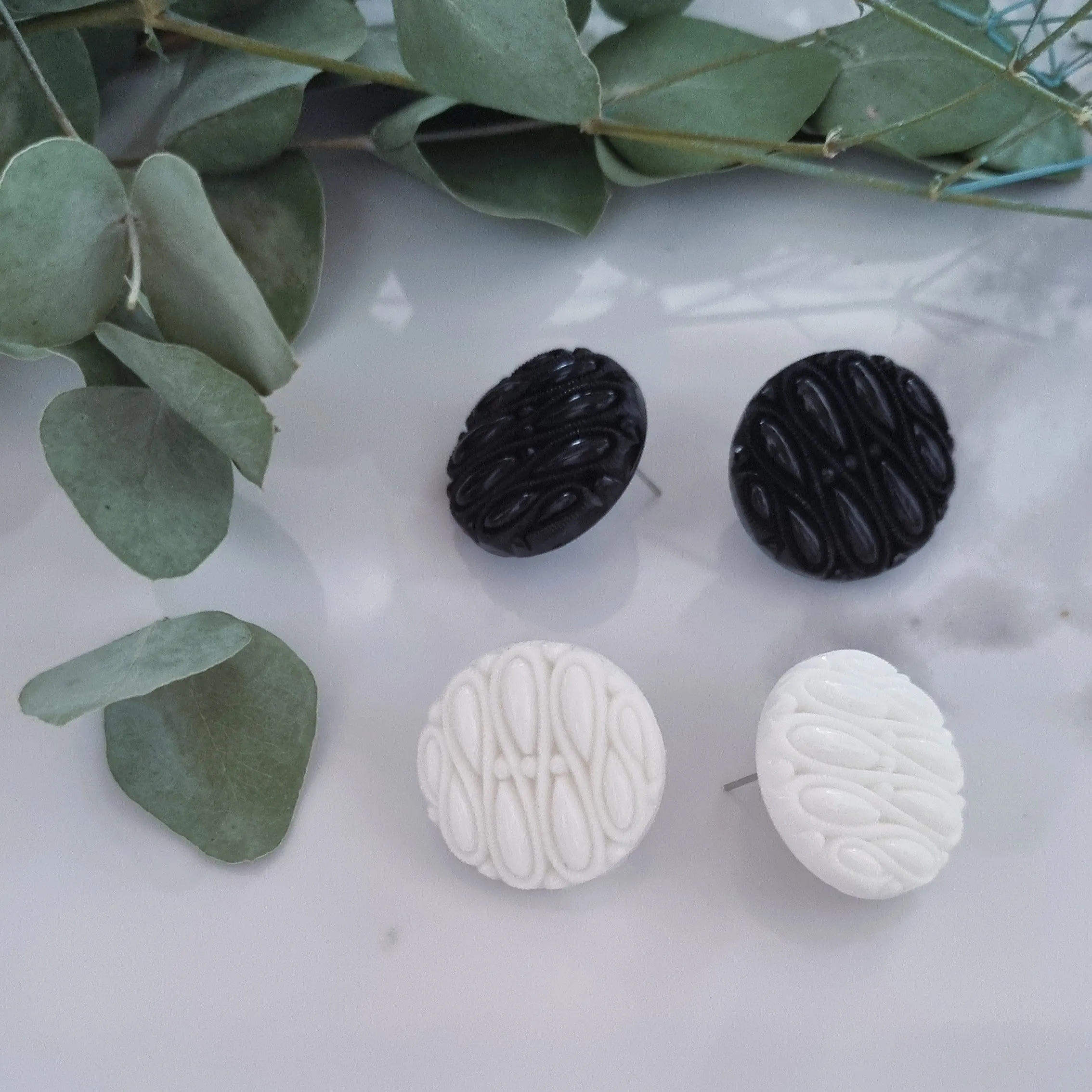 Vintage earrings - Black or White