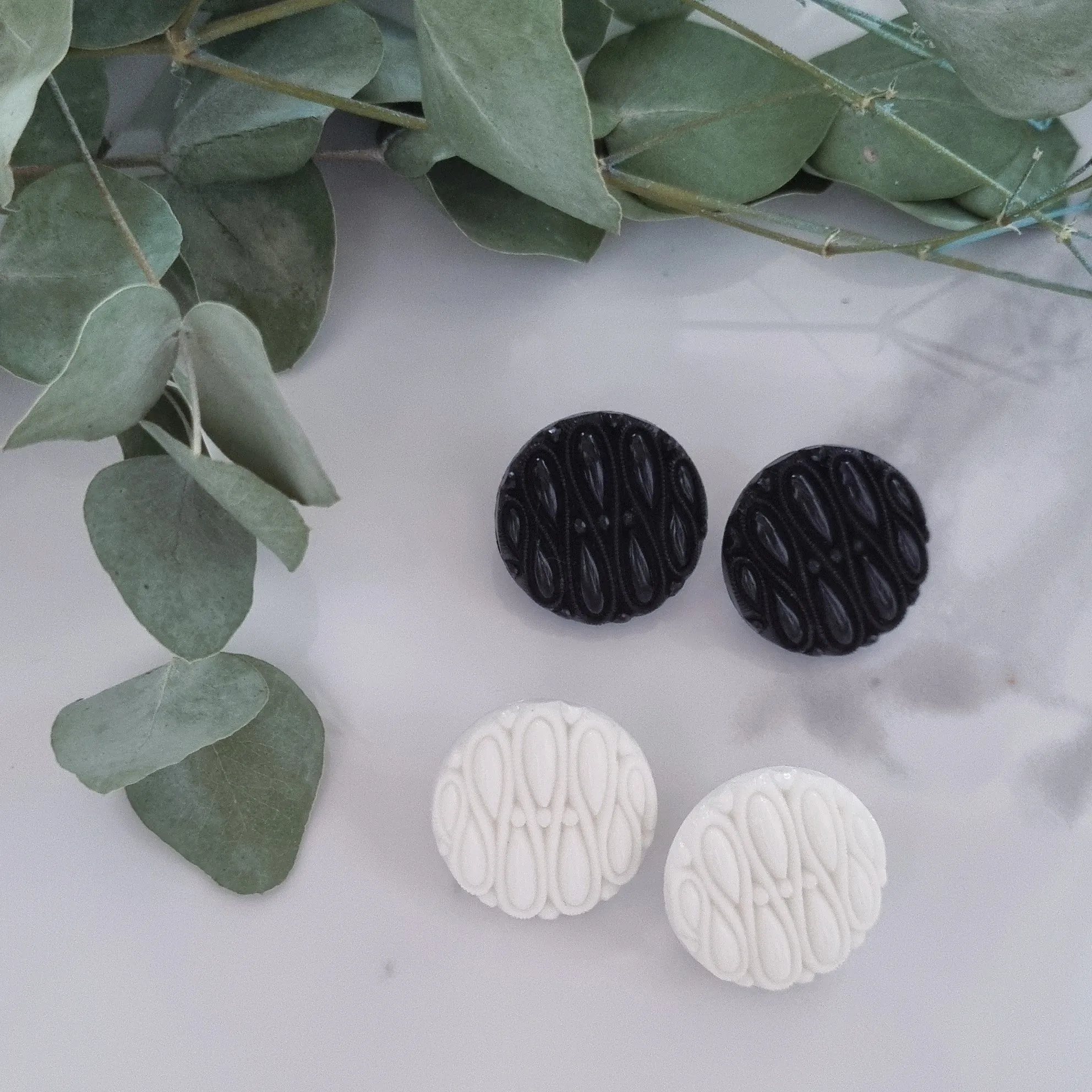 Vintage earrings - Black or White